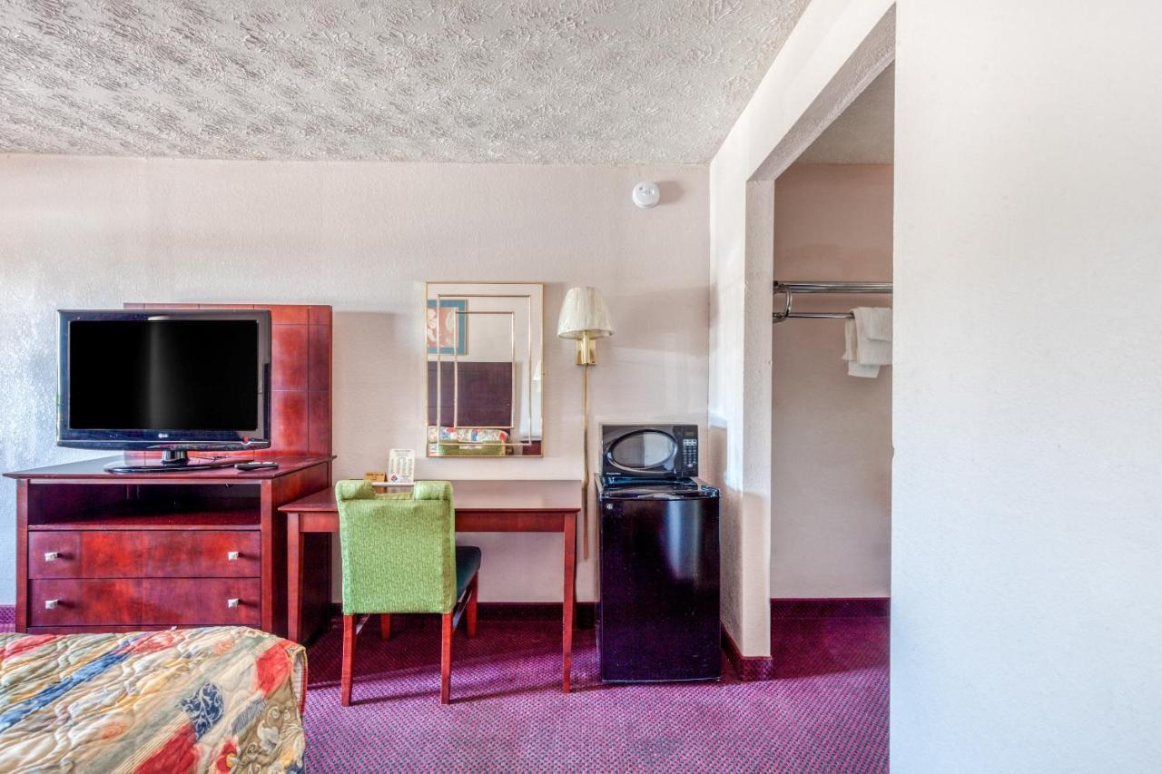Oyo Hotel Decatur I-20 East & Wesley Club Dr מראה חיצוני תמונה