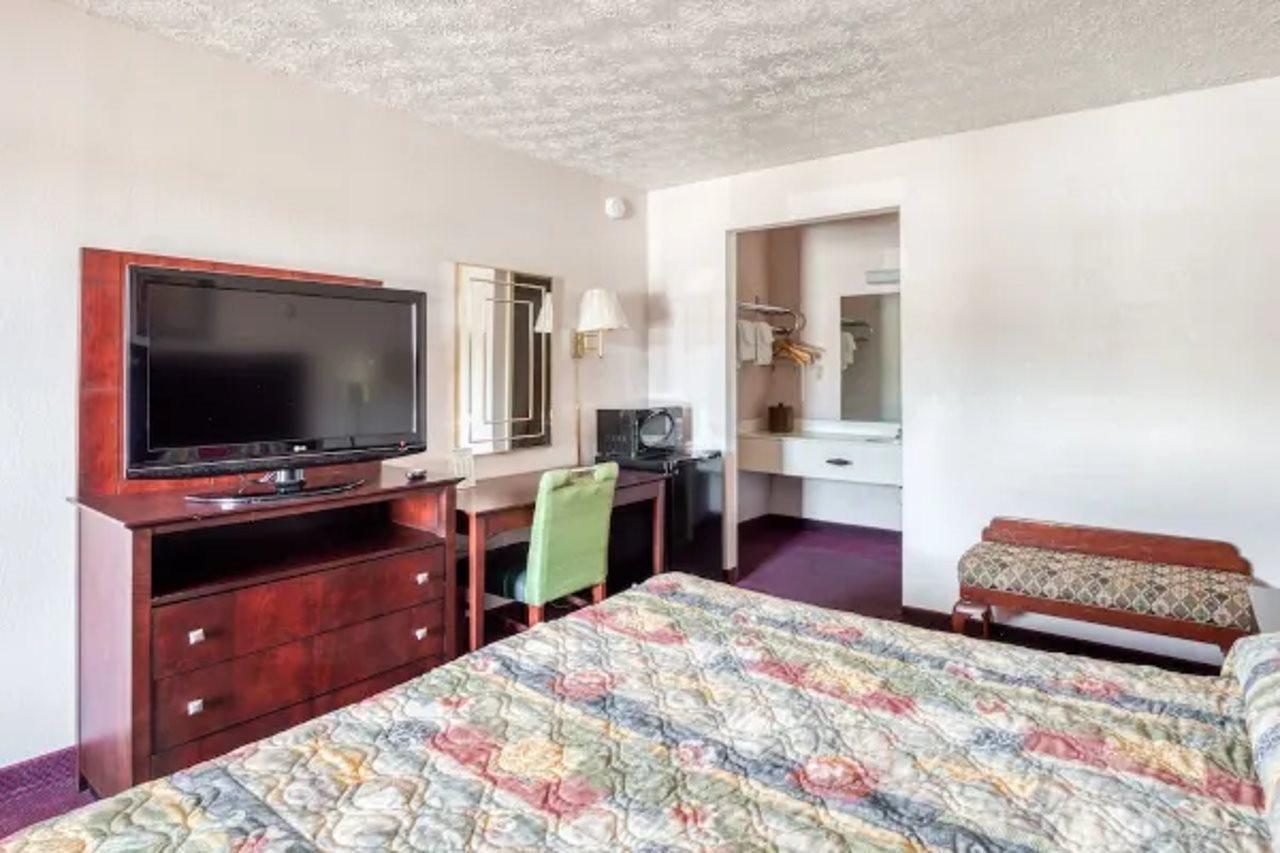 Oyo Hotel Decatur I-20 East & Wesley Club Dr מראה חיצוני תמונה